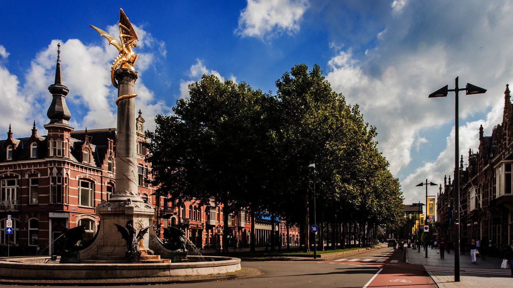 Een brede laan met een monument in 's-Hertogenbosch