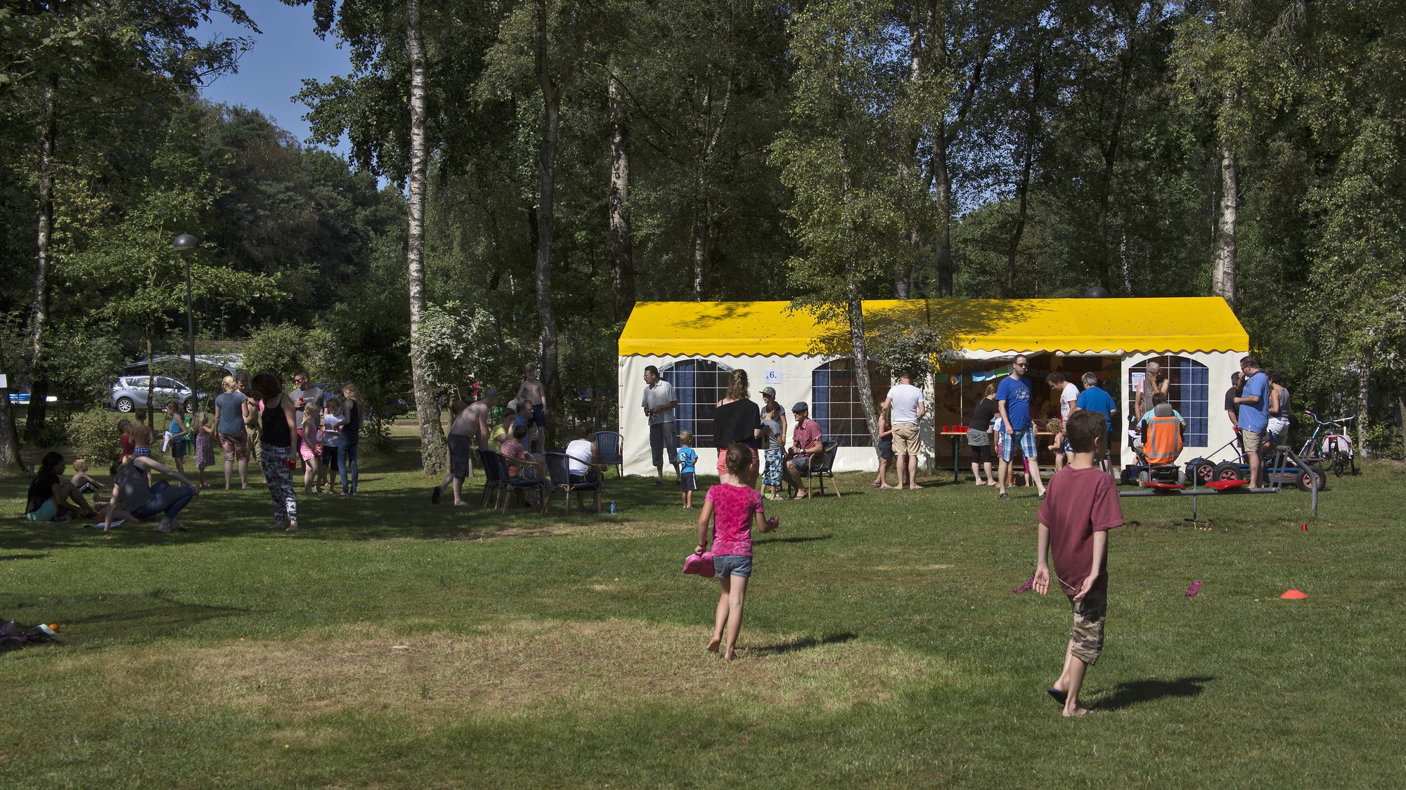Het speelveld met de gele animatietent aan de rand