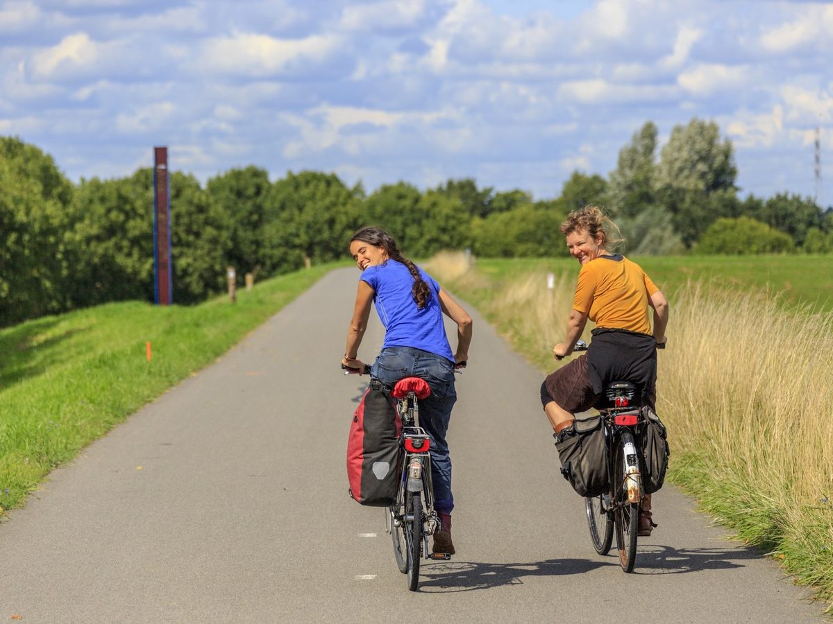 Twee fietsers op een pad langs de rivier de Aa
