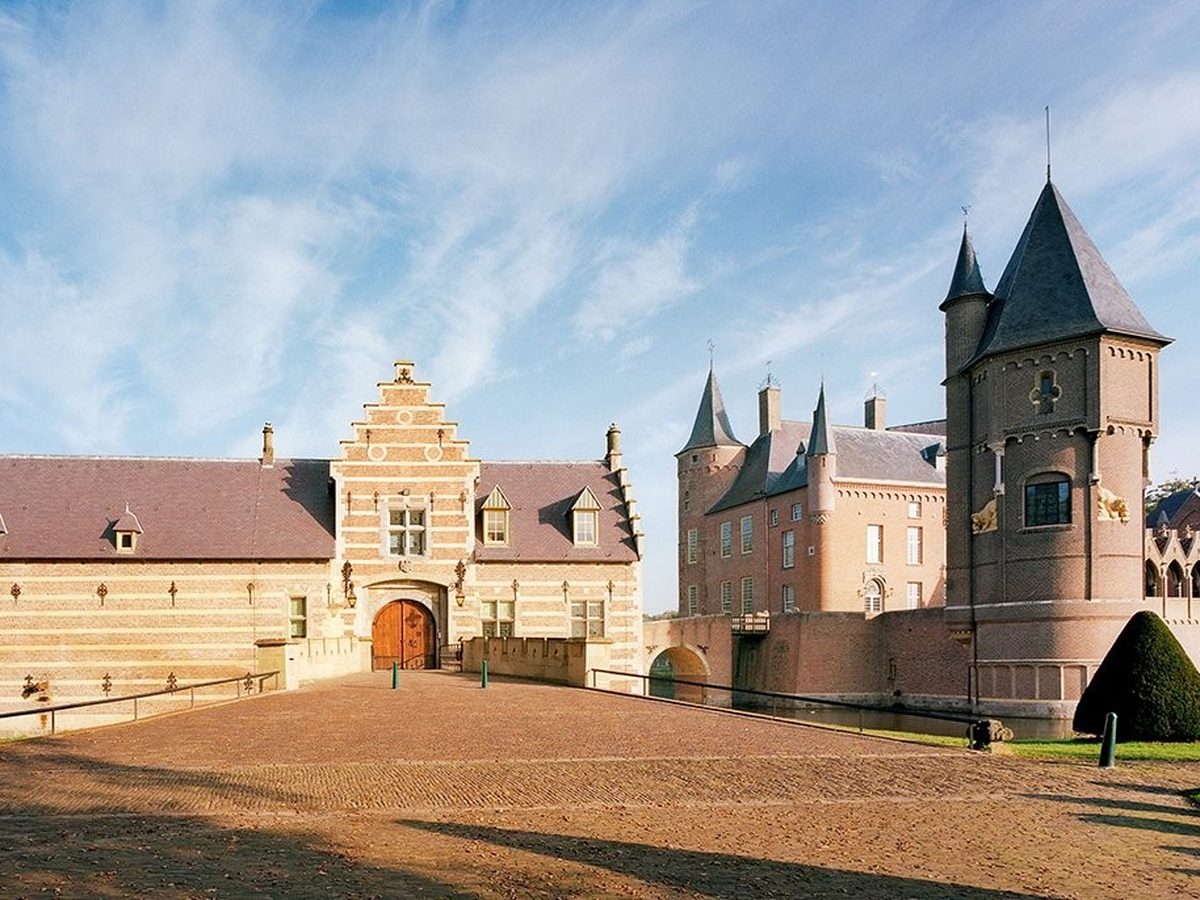 Kasteel Heeswijk gezien vanaf de slotgracht