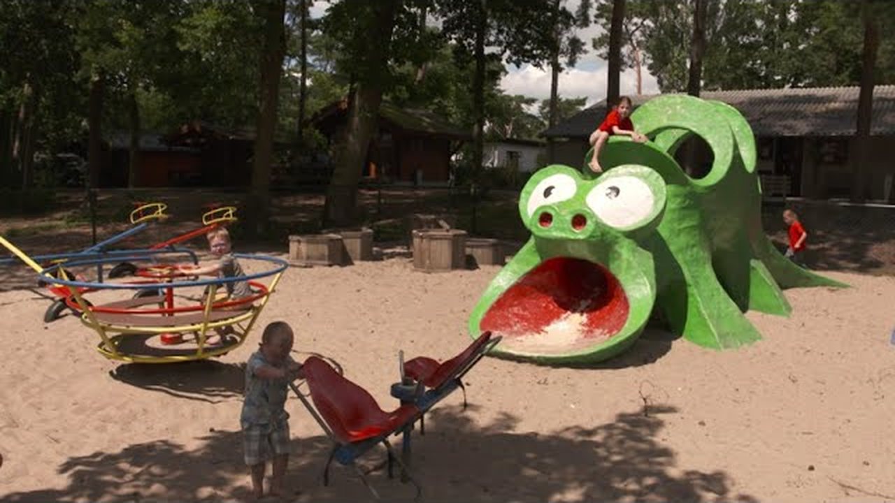 De waterspeeltuin met de grote groene draak en de draaimolen