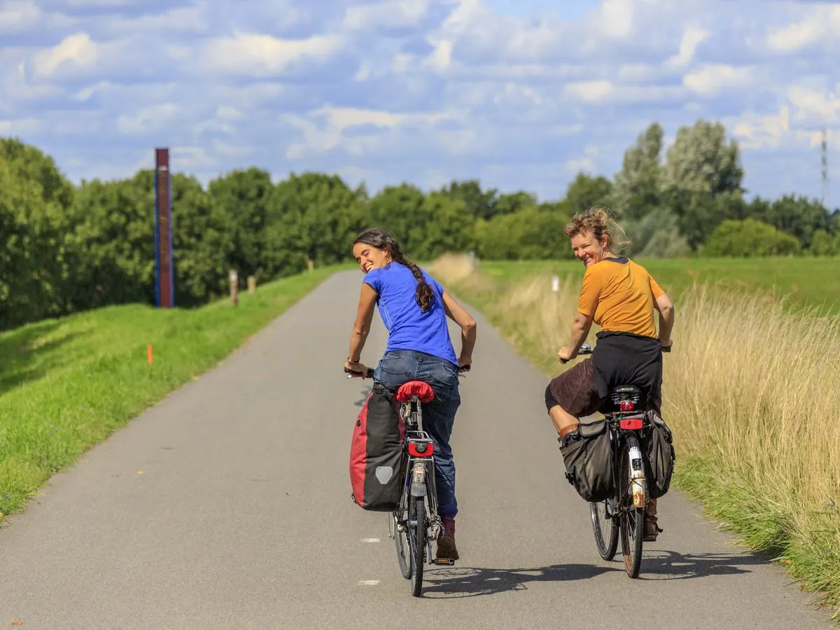 Twee fietsers op een pad langs de rivier de Aa