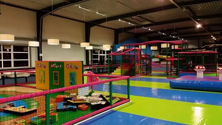 Klimtoestellen, glijbanen en ballenbakken in de overdekte speelhal
